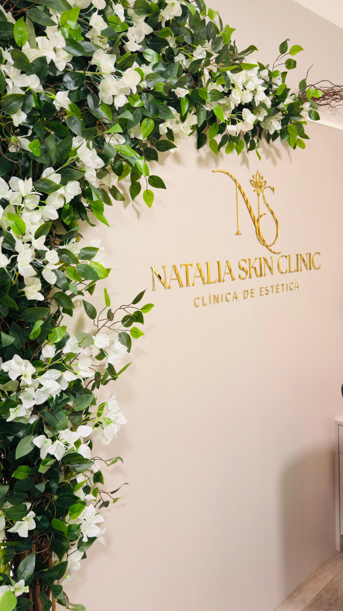 Logo da Natália Skin Clinic na parede da clínica