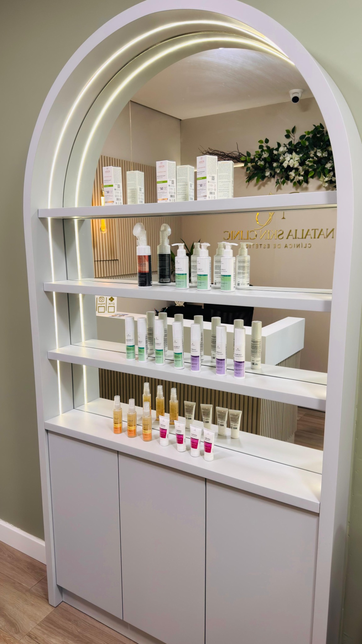 Expositor de produtos da Natália Skin Clinic